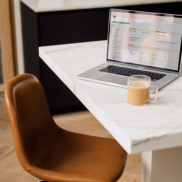 Bedrijfshuis Sfeerbeeld, bureau met laptop en koffie